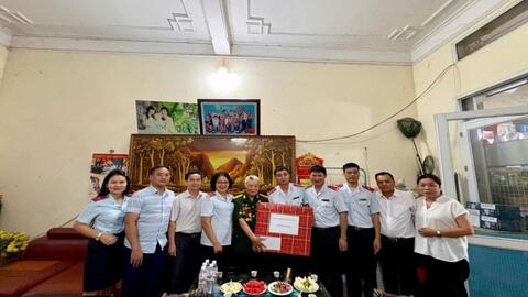 Cơ quan, Công đoàn Thanh tra tỉnh thăm hỏi, tặng quà cựu chiến binh nhân kỷ niệm 50 năm Ngày giải phóng Miền Nam, thống nhất đất nước